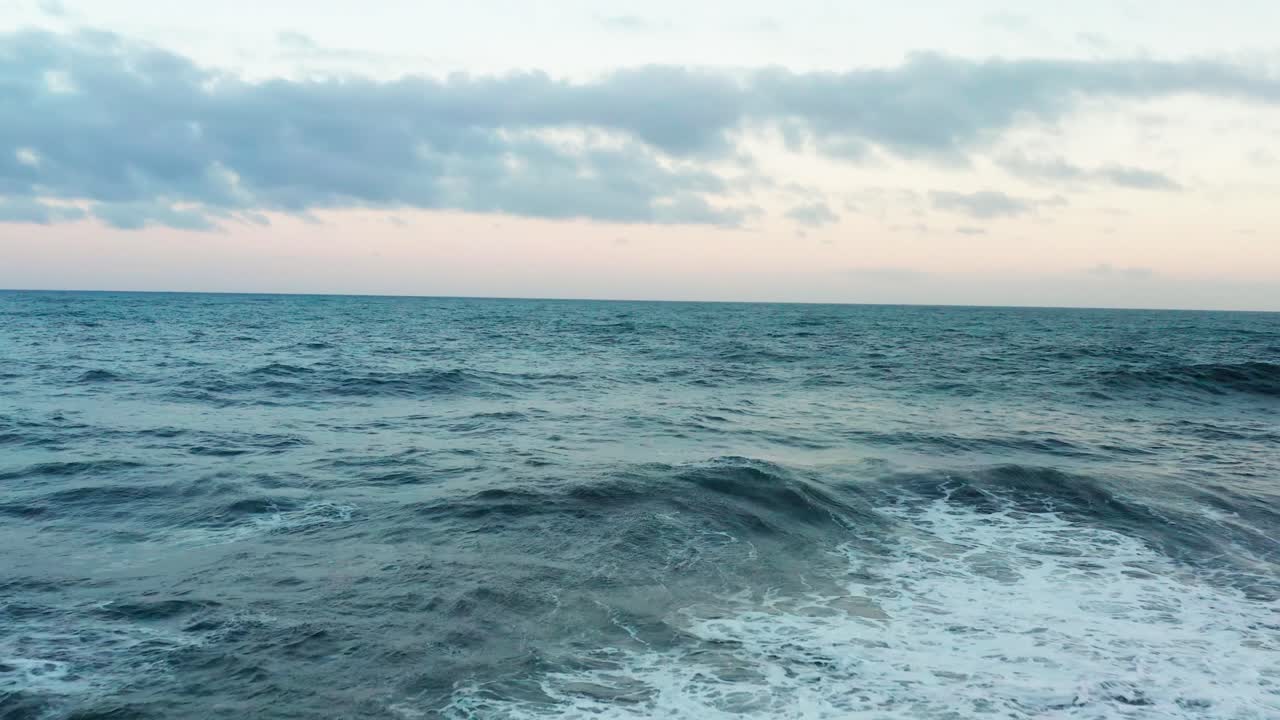 아이슬란드 해안에서 부서지는 파도의 드론 비디오