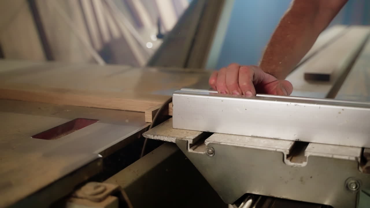 proceso de trabajo de la madera con sierra de mesa