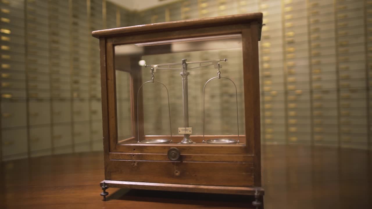 보호 상자 6의 빈티지 올드 골드 스케일