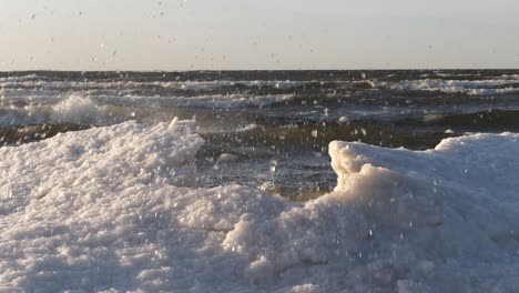 Isla-De-Jan-Mayen,-Noruega,-Olas-Frías-Del-ártico-Golpeando-El-Hielo-En-La-Costa