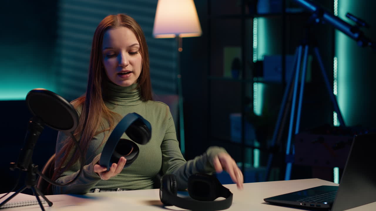 Influencer della Gen Z in film in studio casalingo videoclip di confronto delle cuffie