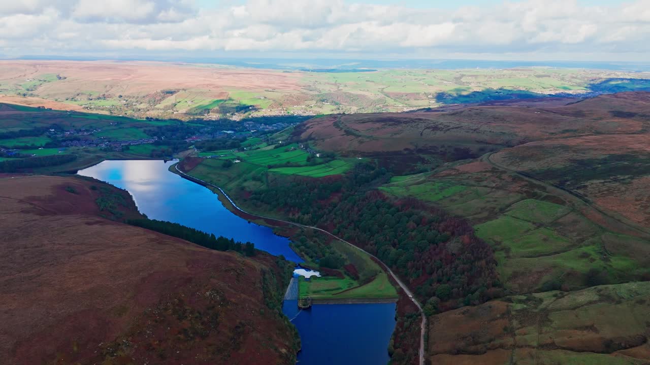 아름다운 영국 시골의 드론 영상, 야생 풍경, 헤더로 인 습지, 큰 호수 및 파란 물을 보여줍니다.
