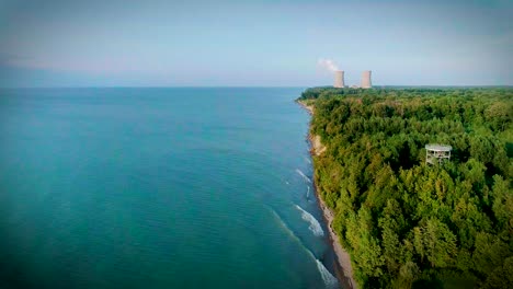 Imágenes-Aéreas-De-Drones-De-La-Costa-Del-Lago-Erie-En-Ohio-En-Un-Caluroso-Día-De-Verano