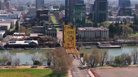 캘리포니아 주 새크라멘토의 타워 브리지 (tower bridge) 의 느린 패닝 드론 공중 촬영