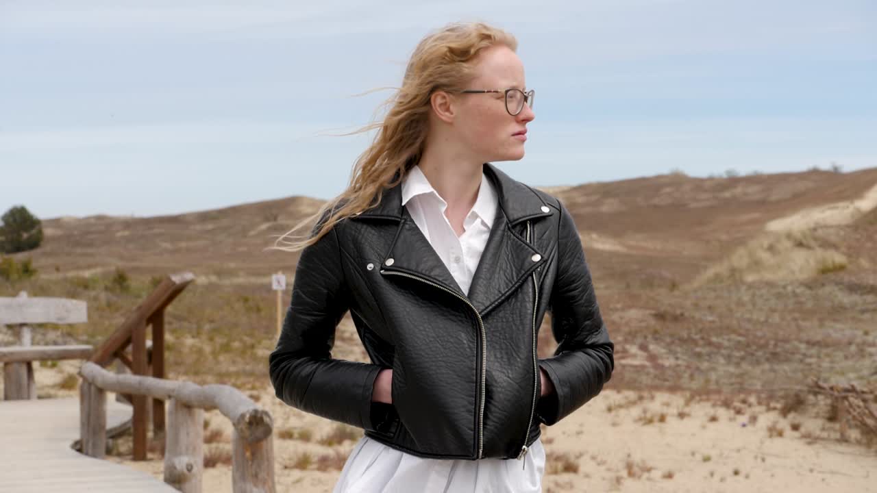 걱정하는 여자는 모래 언덕을 본다