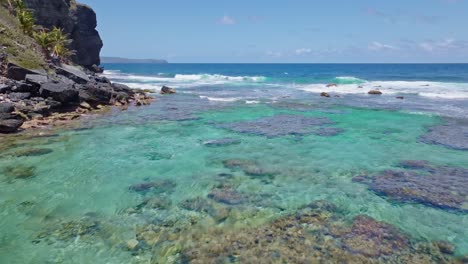 Krachende-Wellen-Am-Tropischen-Paradiesstrand-Von-Playa-Fronton-In-Las-Galeras,-Samana,-Dominikanische-Republik