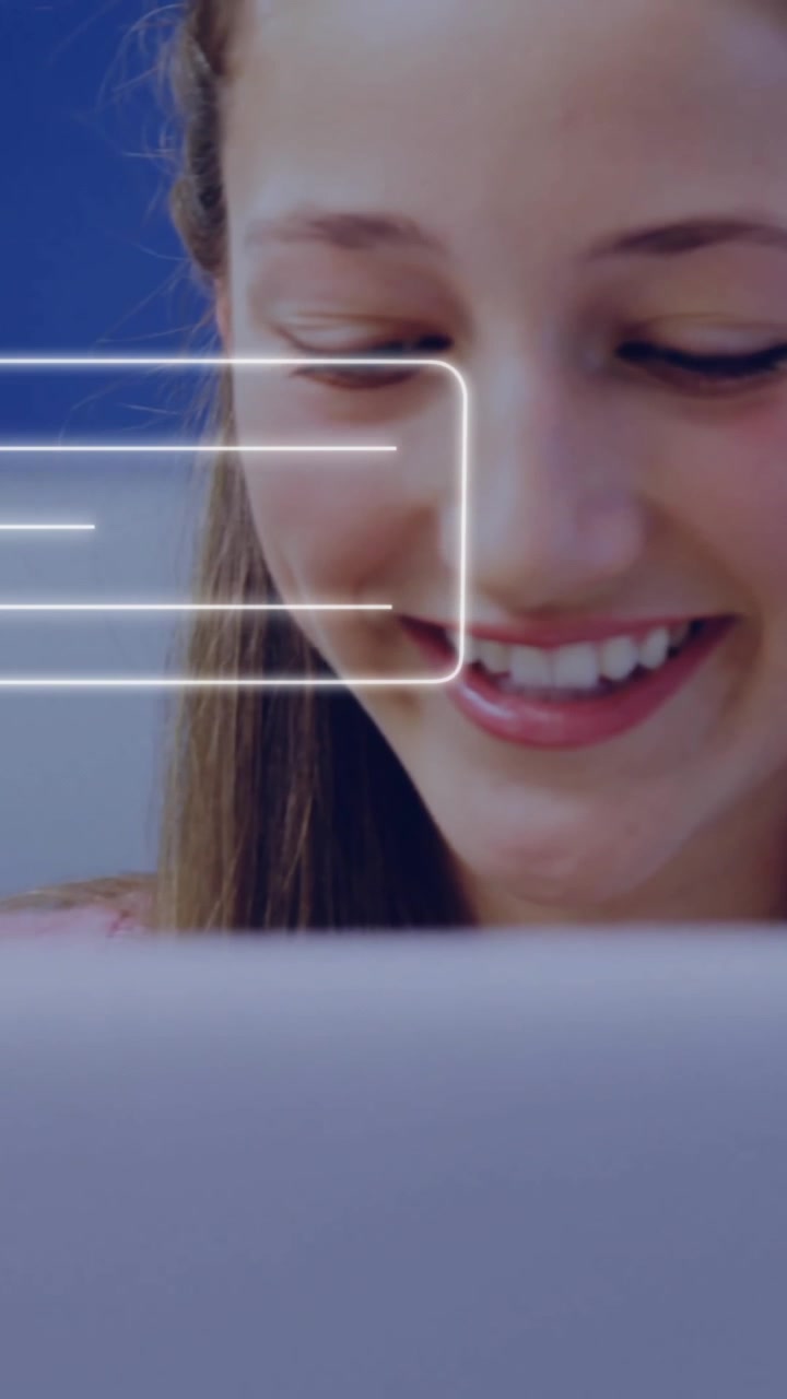 Animazione di una notifica di chat su laptop, donna che sorride allo schermo a scuola