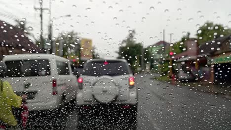 高速公路交通状况下雨