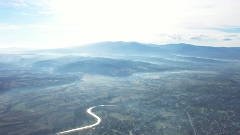 Luftaufnahme-Des-Dorfes-Und-Des-Flusses-Vor-Der-Berg-4k-videodrohne