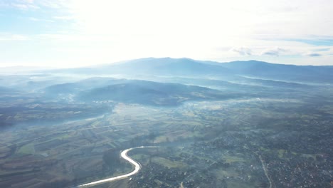 在山前村莊和河流的空中景色 4k 視頻無人機