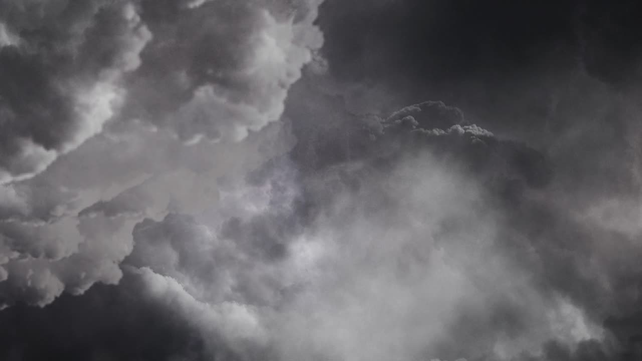 volando a través de nubes cumulonimbus gris oscuro