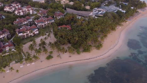 Vista-Aérea-De-La-Impresionante-Playa-Grand-Bahia-Principe-Al-Amanecer,-Península-De-Samana,-República-Dominicana