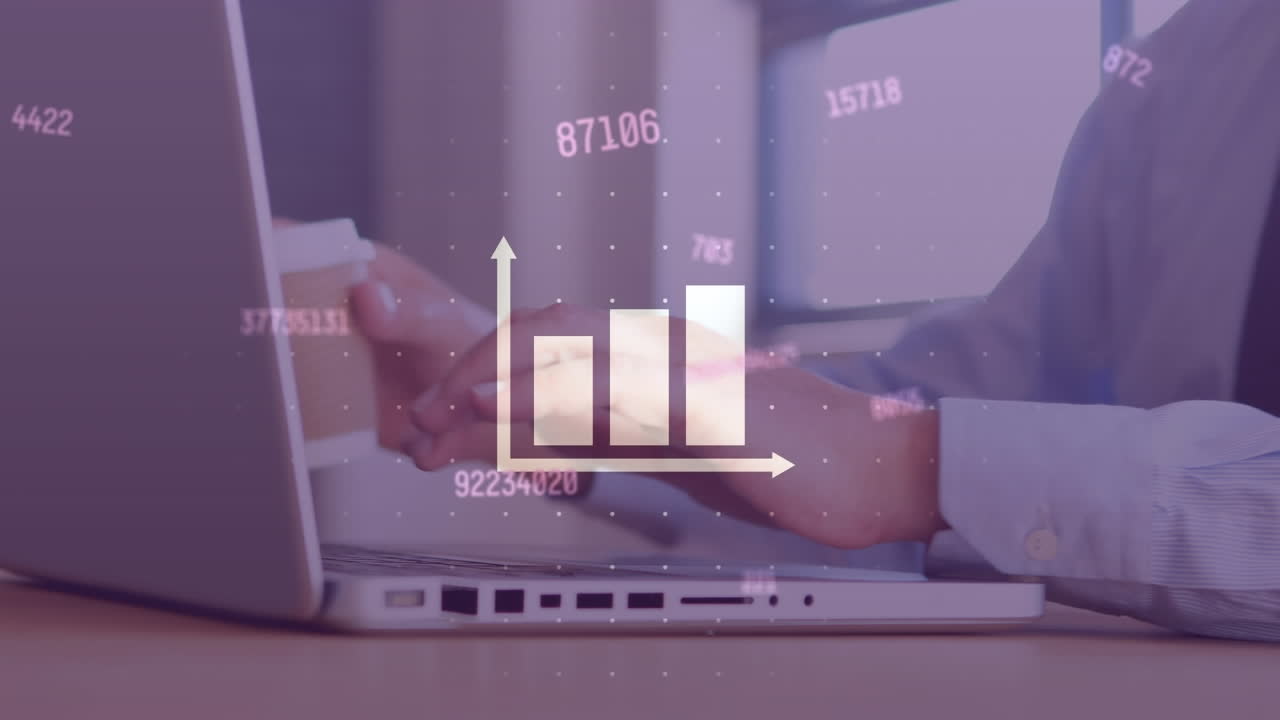animación del icono del gráfico de barras y el cambio de números en la sección media del hombre de negocios que usa una computadora portátil