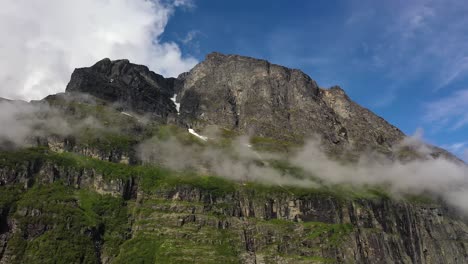 Gebirgswolken-Draufsichtlandschaft.-Schöne-Natur-Norwegen-Naturlandschaft