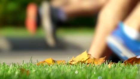 maratón de la ciudad, corriendo atletas en la calle, personas irreconocibles cara. concepto de ciclo de estilo de vida saludable