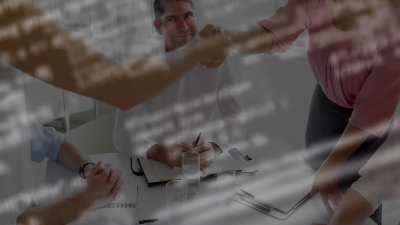 procesamiento de datos contra contra sección media de hombre de negocios y mujer de negocios estrechando la mano en la oficina