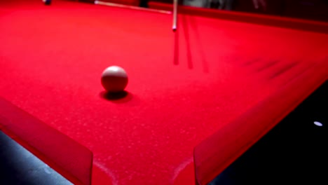 joven jugando al billar (snooker) o al billar