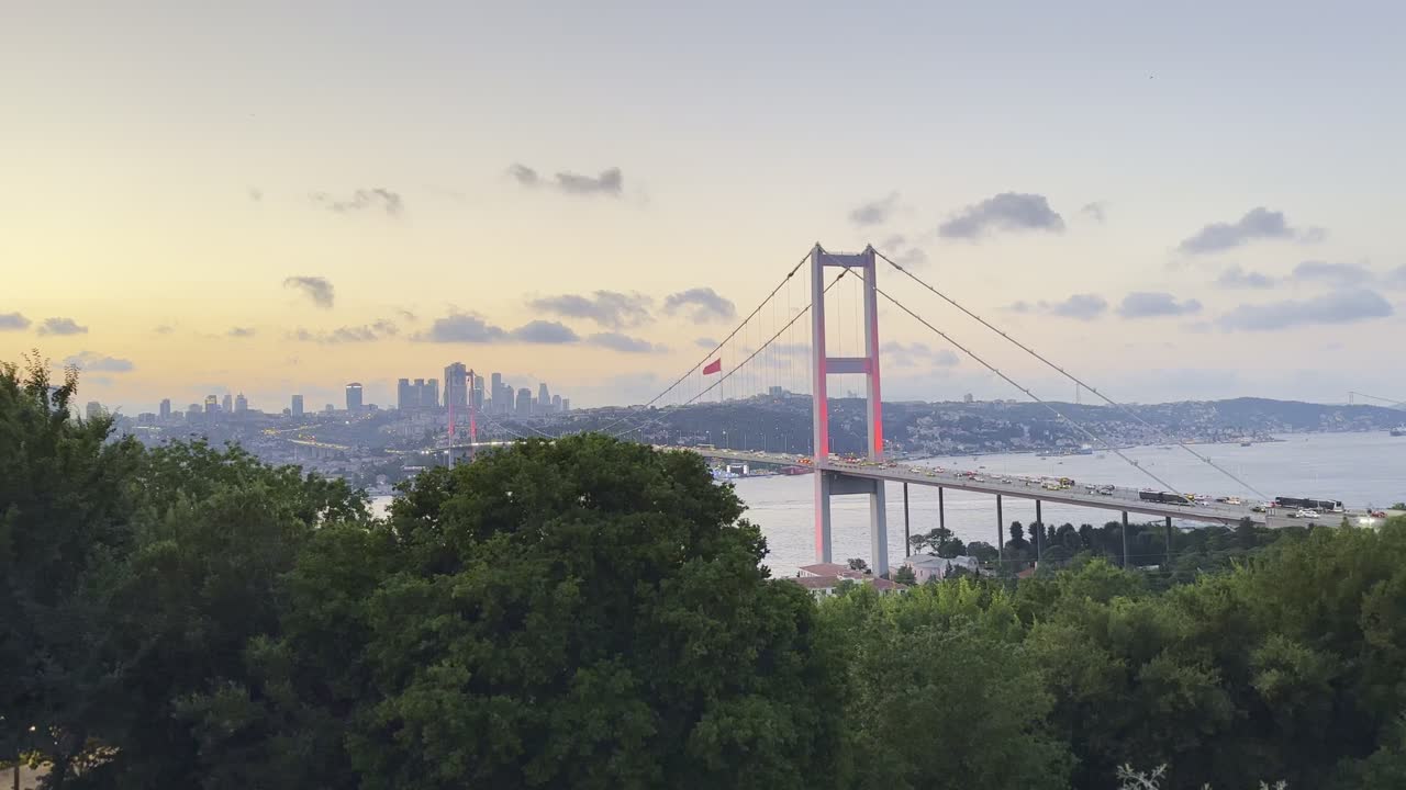 이스탄불 보스포루스 다리 새들이 하늘을 가로질러 날아다니며, 천장 위의 부드러운 일몰