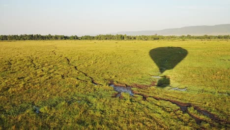 Paseo-En-Globo-Aerostático-De-Bajo-Vuelo-Sobre-La-Sabana-Vacía-De-Pastizales-Africanos-En-La-Reserva-Nacional-De-Masai-Mara,-Kenia,-África-Safaris-De-Aventura-En-Masai-Mara-North-Conservancy