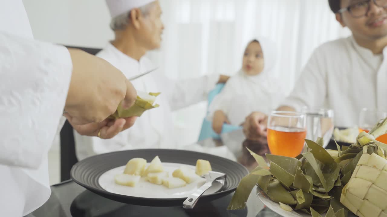 고위 여성 손으로 전통 음식을 잘라내는 케투파트