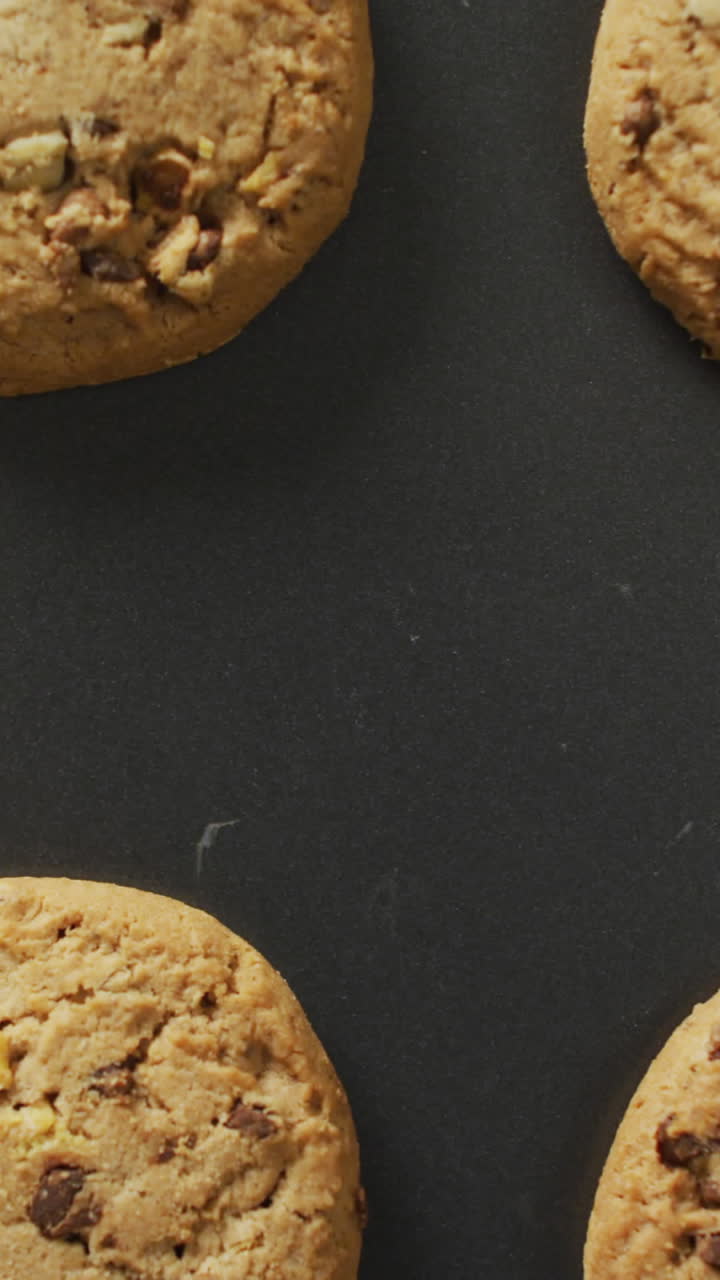 video de galletas con chocolate en la bandeja de horneado sobre fondo blanco