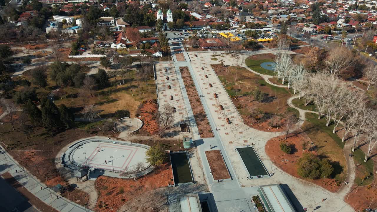 vista desde arriba de la plaza estilo jardín los dominicos con pista de patinaje en las condes, región metropolitana de santiago, chile