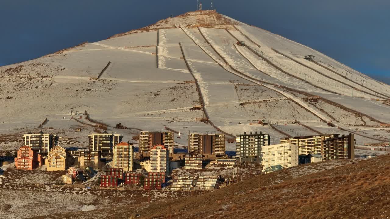 산 뒤에 엘 콜로라도 슬로프와 스키 리조트를 숨기는 공중 돌리 샷
