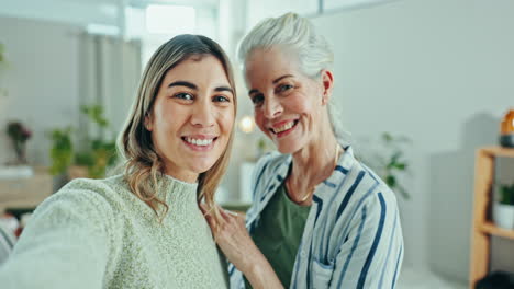 Cara,-Selfie-Y-Mujer-Con-Madre-Mayor