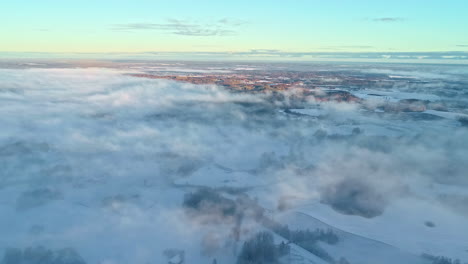 inversión de nubes sobre el paisaje cubierto de nieve - tiro descendente aéreo panorámico