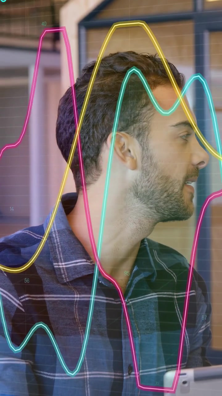 Video verticale: Uomo d'affari che legge dal laptop mentre linee ondulate gli attraversano il viso.
