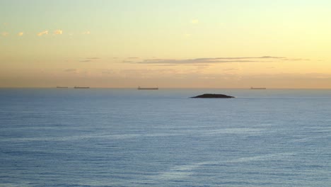 Puesta-De-Sol-En-El-Océano-Con-Barcos-Navegando,-Hermosa-Luz-Dorada