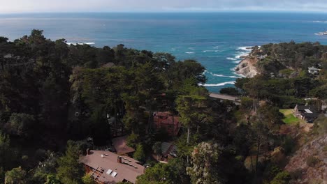 Küsten-Canyon-Häuser-In-Der-Nähe-Der-Brücke-Neben-Carmel-By-The-Sea,-Big-Sur-Viertel