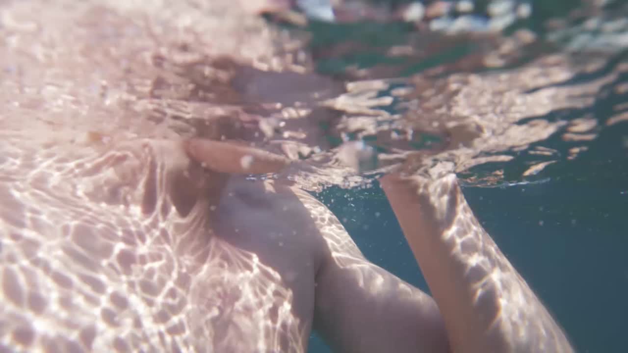 무료 다이빙 수영 물 밟기