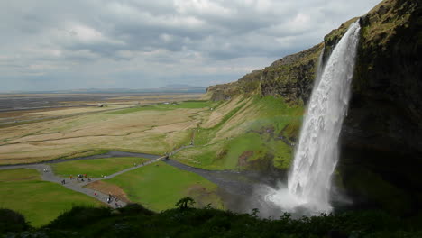 Una-Hermosa-Cascada-En-Islandia-4