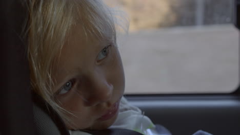 El-Pequeño-Viajero-En-Coche-Está-Cansado-Del-Viaje.