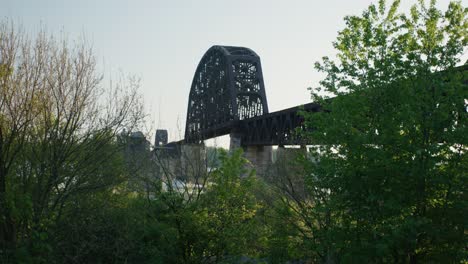 Puente-En-El-Cielo-De-Kentucky-Con-árboles