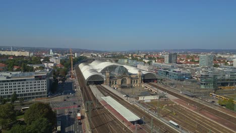 Estación-Central-De-Tren-De-Dresde-En-El-Paisaje-Urbano-De-La-Ciudad