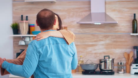 Encantadora-Pareja-Bailando-En-La-Cocina