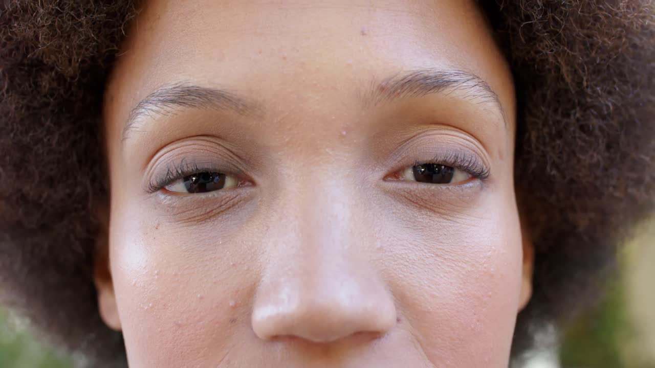 정원에서 행복한 아프리카계 미국인 여성의 초상화