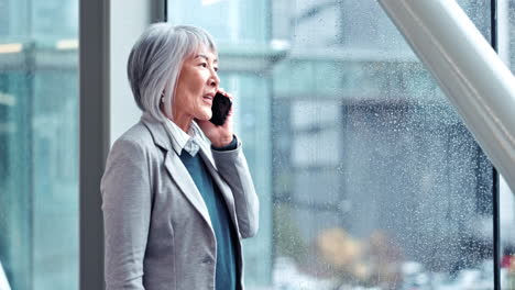 Mujer-De-Negocios-Senior,-Llamada-Telefónica