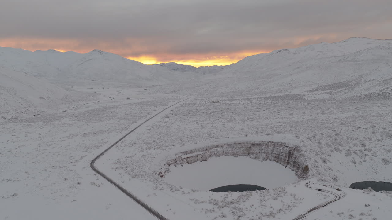 Mendoza, Arjantin'deki Pozo de las Animas yakınlarında, gün doğumunda karlı And Dağları manzarasını geçen manzaralı dağ yolu Ruta 222.