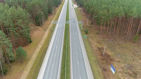 автомобильная дорога с устройством контроля скорости, вид с воздуха с беспилотника