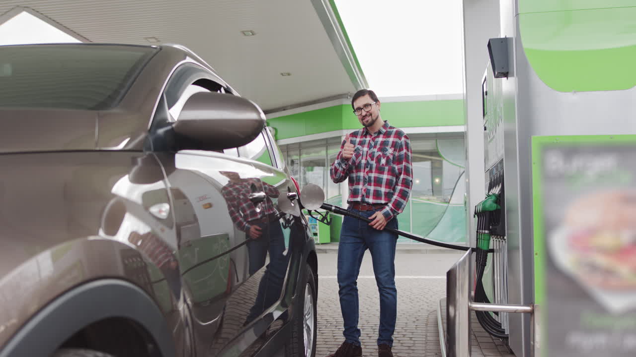 Hombre repostando un coche en una gasolinera