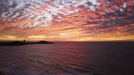 puesta de sol naranja en el océano pacífico en mazatlán, méxico