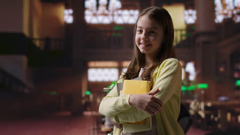 chica con libros en la biblioteca