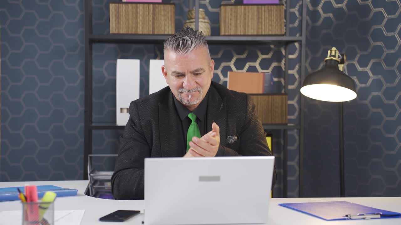 el hombre de negocios sonriente.