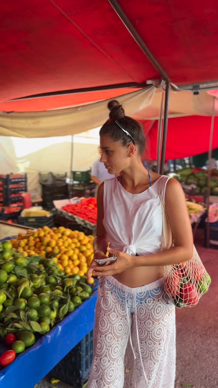 mujer comprando en un mercado de agricultores