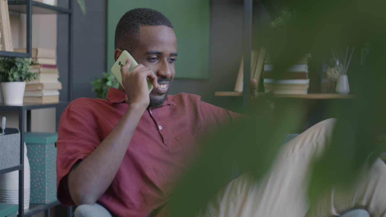 hombre hablando por teléfono en casa