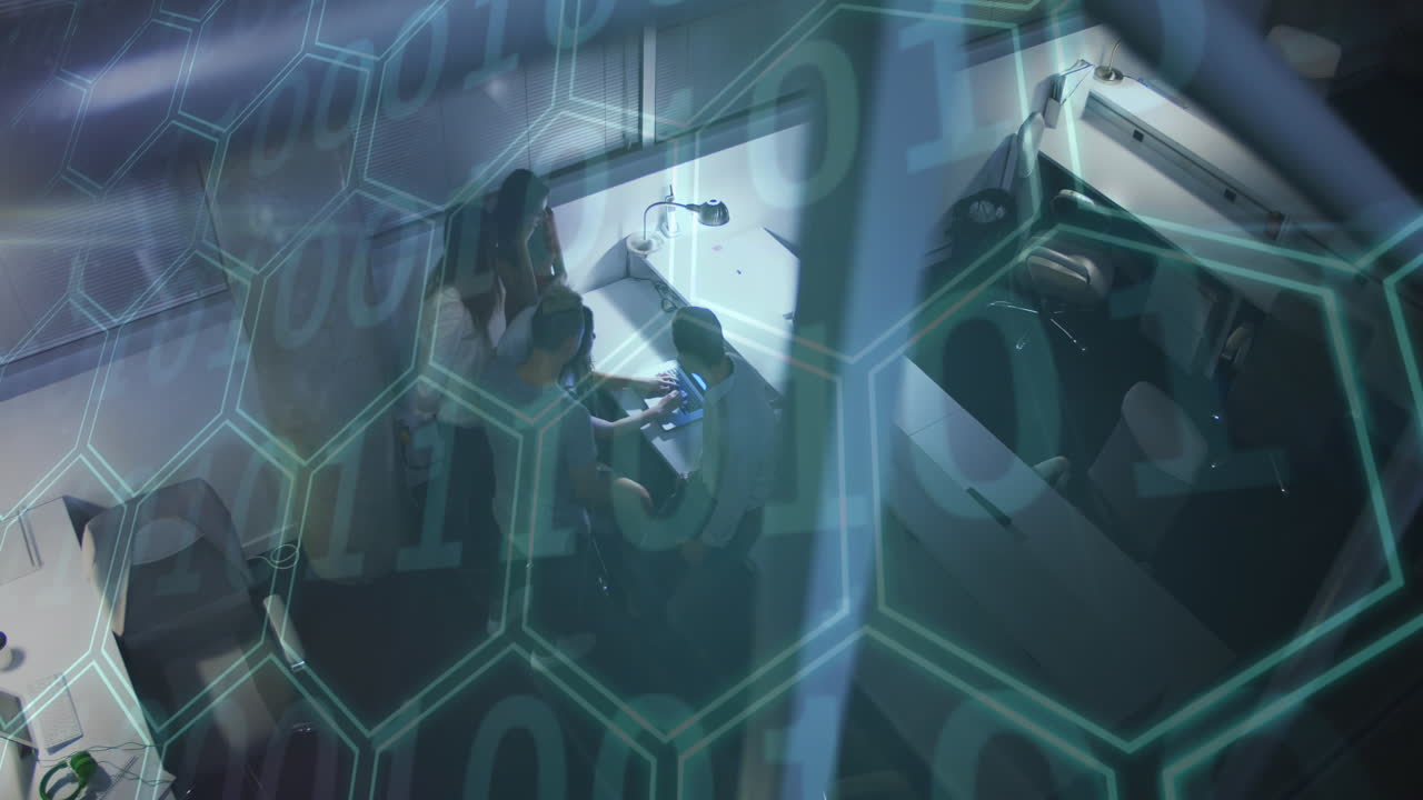 노트북을 사용하는 사람들의 팀을 통해 이진 코딩과 육각형의 애니메이션