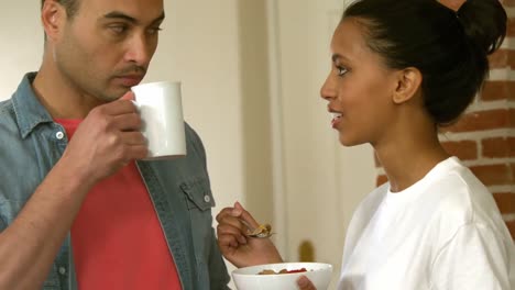 una joven pareja feliz tomando café